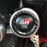 【GR86車内カーボン化計画】プッシュスタートボタンベゼルにカーボンシートを貼り付け　スタートボタンが引き立つ
